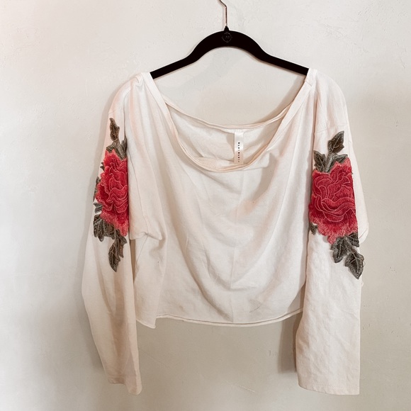 White oversized long sleeve top with Roses - Picture 2 of 4